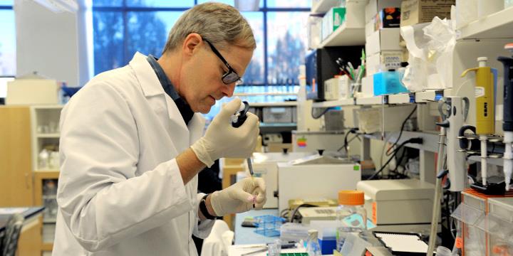 researcher-in-medical-lab researcher-in-medical-lab