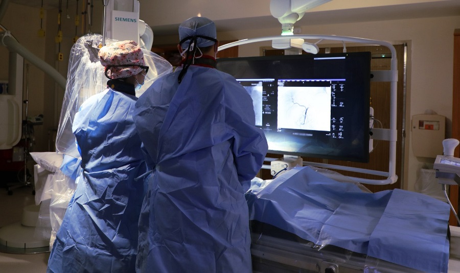 doctors-in-operating-room doctors-in-operating-room